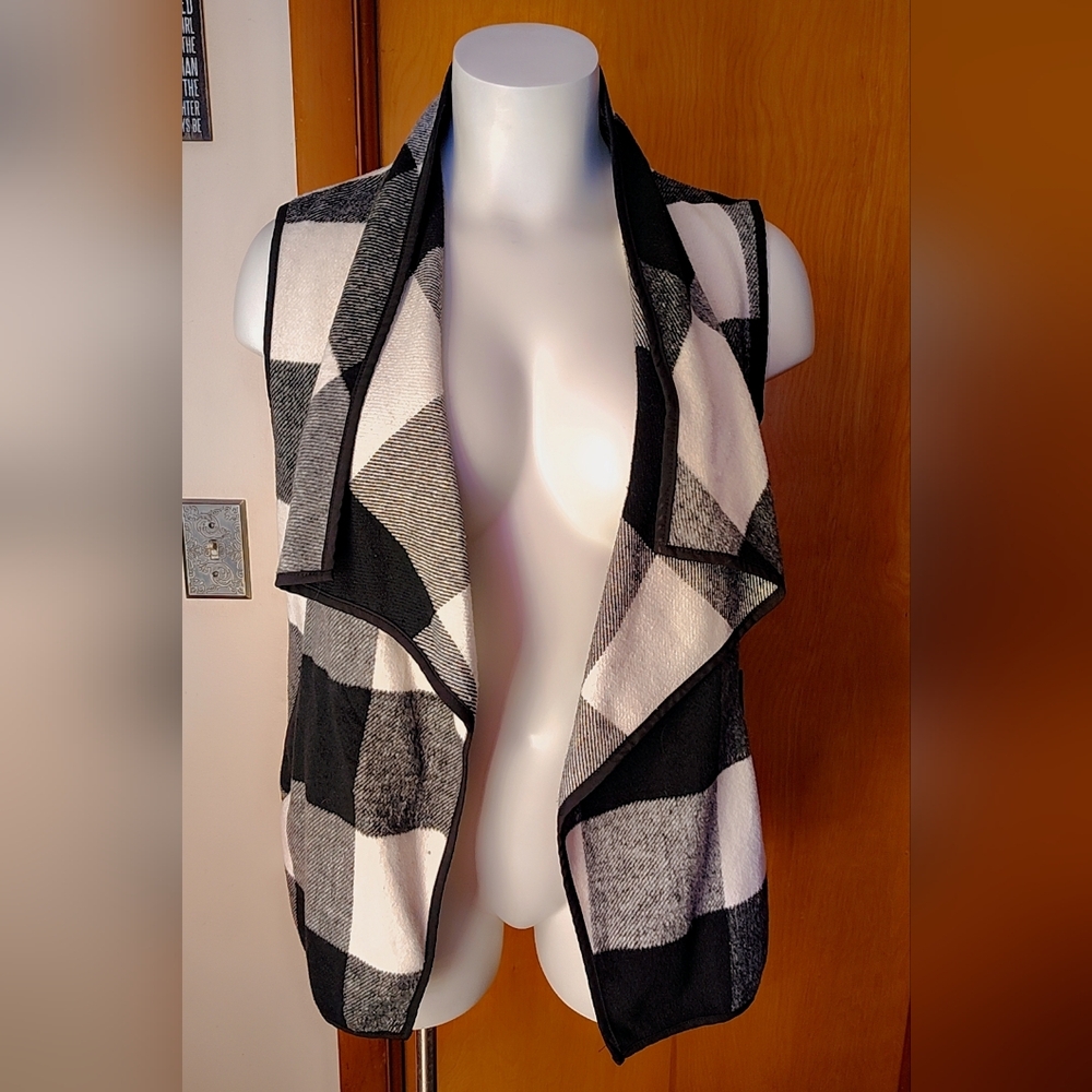 NWT Black & White Plaid Lightweight Vest β One Size Fits Most π€ - Picture 2 of 9